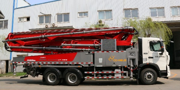 科尼樂(lè )豪沃47米泵車(chē)