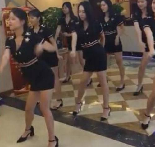 足浴店老板為了招攬顧客,想出了這個(gè)辦法,網(wǎng)友:美女們是自愿嗎